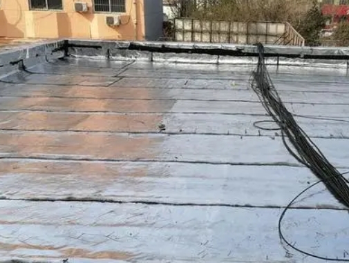 丰都卫生间漏水维修公司分享下丰都屋面楼顶防水刚性防水层施工要点。